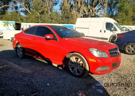 2015 Mercedes-Benz C 250 из США, поврежденный, VIN WDDGJ4HBXFG414790